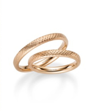 Anillo con acabado Crisscross